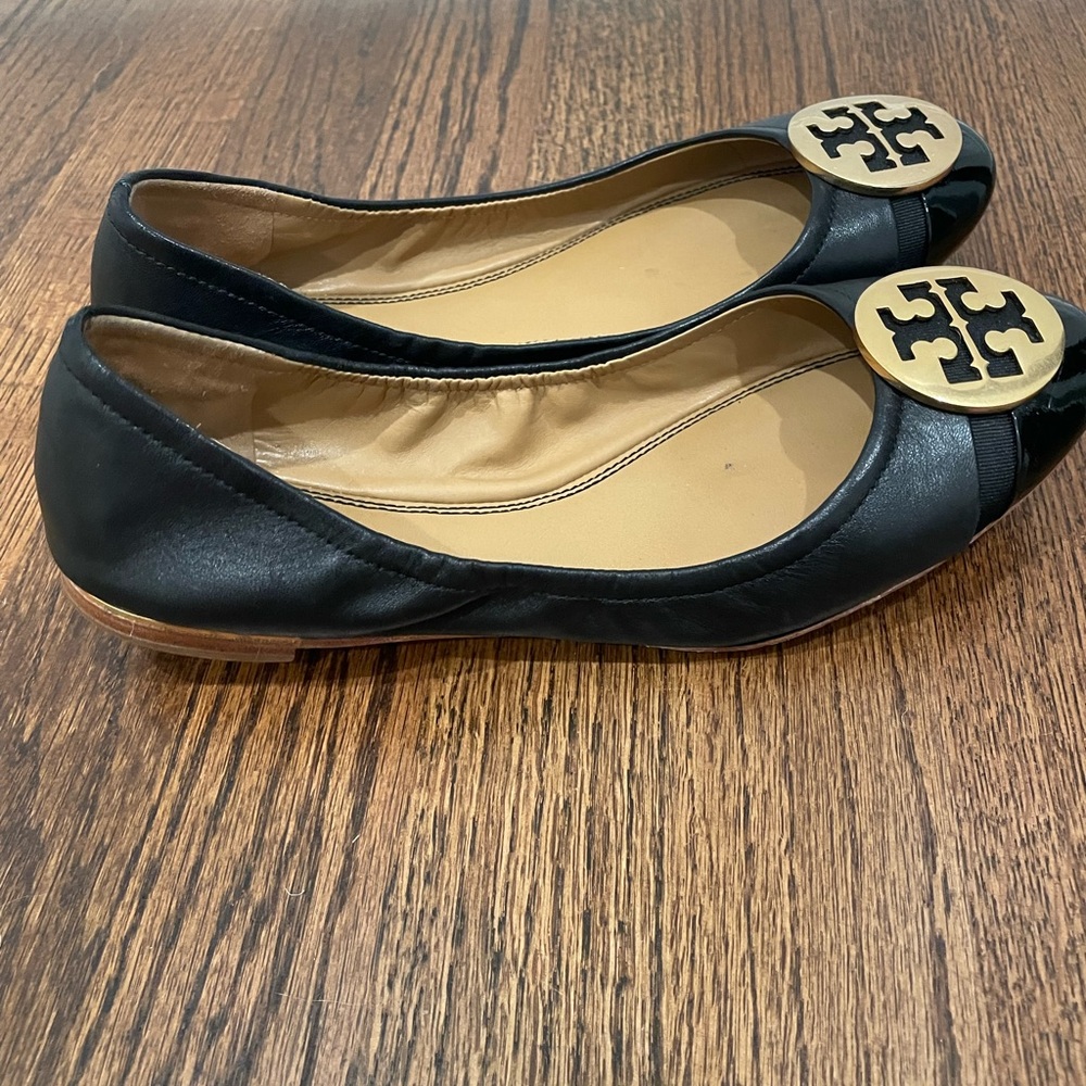 Tory Burch Flats in great condition. Size 7